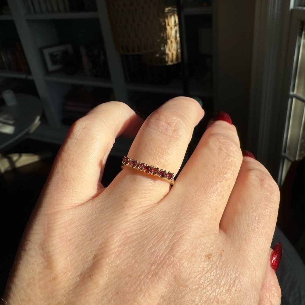 Vintage Garnet and 14k gold Ring - Picture 2 of 7